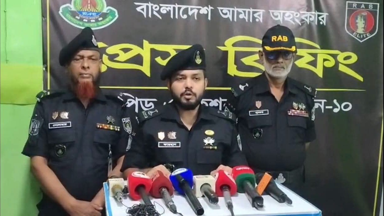 রাজবাড়ীতে র‌্যাবের অভিযানে ৫ আগ্নেয়াস্ত্র উদ্ধার, আটক ৫